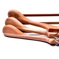 Hanger in cedar wood | Experts on clothing care | Skolyx