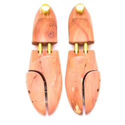 Pack with shoe trees and 3 hangers in cedar wood | Skolyx