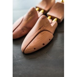 Pack with shoe trees and 3 hangers in cedar wood | Skolyx