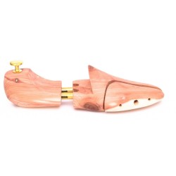 Pack with cedar wood shoe trees and 3 hangers in high gloss finish