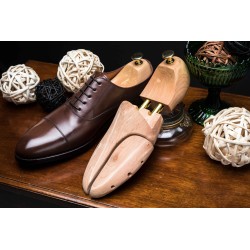 Pack with cedar wood shoe trees and 3 hangers in high gloss finish