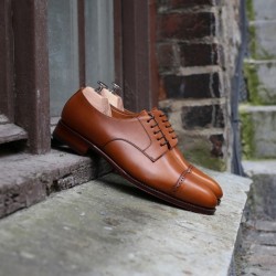 Brogued cap toe derby lysebrun