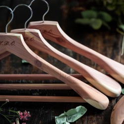 6 cedar wood hangers with engraving | Skolyx