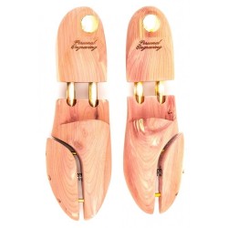 Pack with 3 engraved shirt hangers and one pair of engraved cedar shoe trees | Skolyx