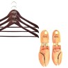 Pack with 3 engraved high gloss shirt hangers and one pair of engraved cedar shoe trees | Skolyx