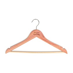 Engraved women's shirt hanger in cedar | Skolyx