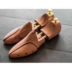 Shoe trees in cedar wood | Experts on shoe care | Skolyx