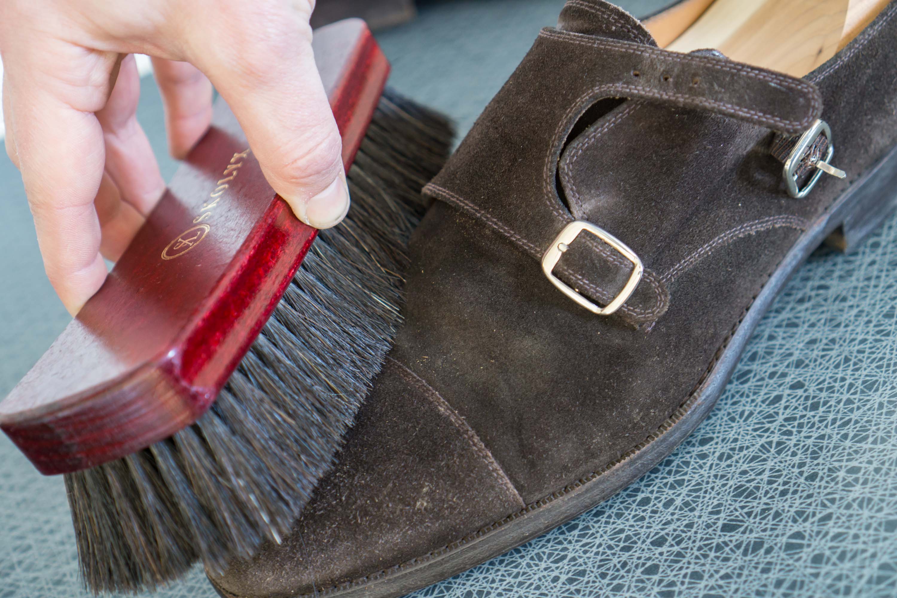 Borsta/torka av skorna efter användning